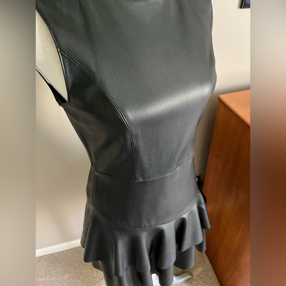 Beautiful faux leather mini, worn once, xsmall, size 2 - Picture 3 of 7